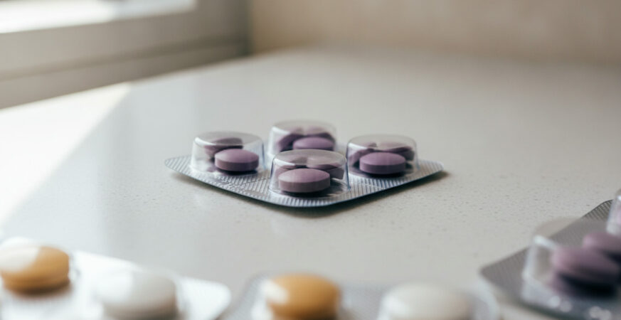 Pílulas roxas: a ciência por trás da cor e da embalagem de medicamentos
