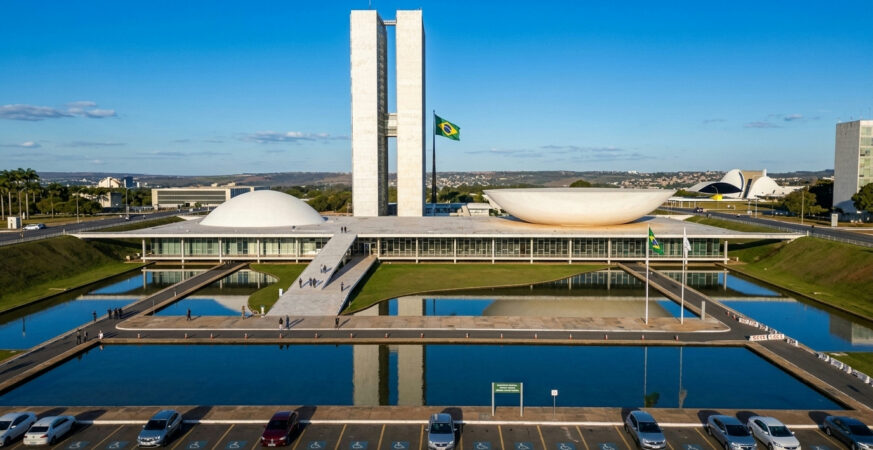 Senado brasileiro debate avanços na redução da jornada de trabalho