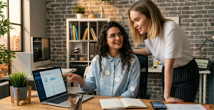 Como o modelo de negócio híbrido define as escolhas estratégicas das empresas